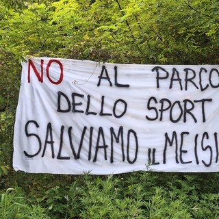 Meisino, ambientalisti sul piede di guerra accolgono gli esponenti del Comune: &quot;No al parco dello sport&quot;