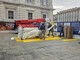 Spostamento di statue, questa mattina in piazza Castello