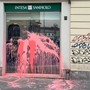 I vetri imbrattati della filiale di Intesa Sanpaolo
