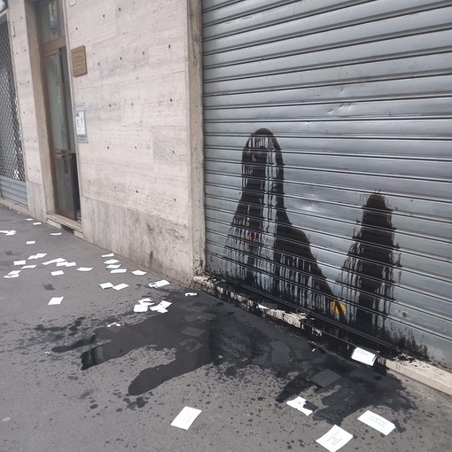 Bomba carta contro il Banfo e colpi di piccone sulla serranda di FdI, Sala Rossa unita contro la violenza
