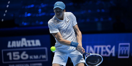 Sinner in azione durante le Atp Finals di Torino