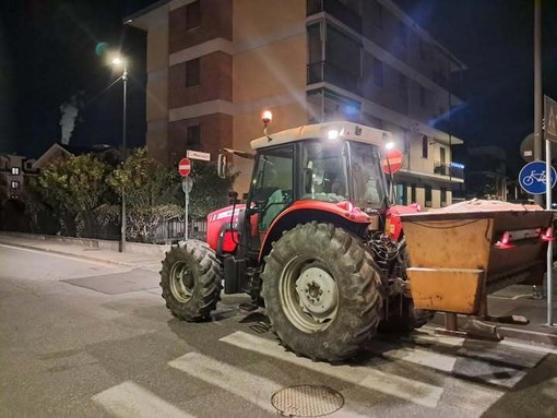 Beinasco, mezzi spargisale in azione per combattere i rischi del grande freddo