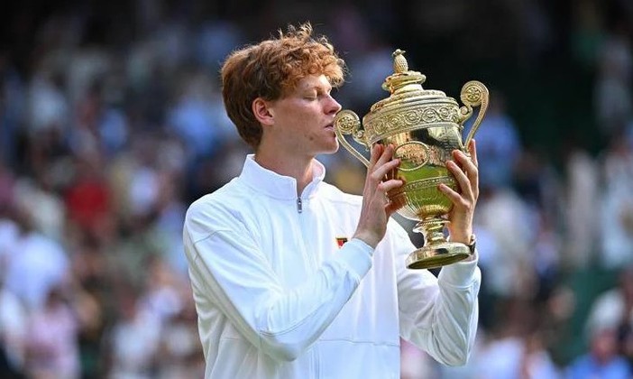 Jannik Sinner bacia la coppa, dopo il trionfo a Wimbeldon