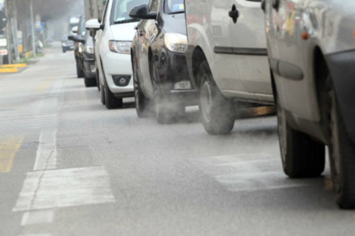 Qualità dell'aria, il Piemonte approva i blocchi del traffico: dal 1° ottobre stop ai diesel Euro 3
