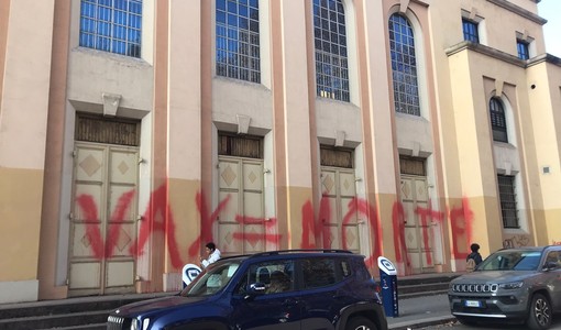 Foto generica di scritte e minacce No Vax