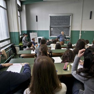 aula di scuola con banchi vuoti