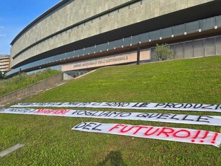Gli striscioni appesi dalla Fiom all'esterno di Mirafiori e del Mauto
