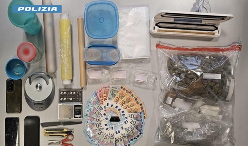 La droga e gli oggetti sequestrati dalla Polizia La droga e gli oggetti sequestrati dalla Polizia