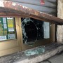 Spaccata in un negozio di Barriera: residente mette in fuga tre balordi