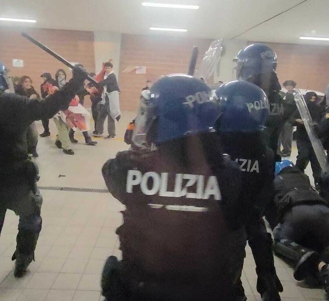"No Meloni Day", scontri in corso Inghilterra: studente 18enne agli arresti domiciliari "No Meloni Day", scontri in corso Inghilterra: studente 18enne agli arresti domiciliari
