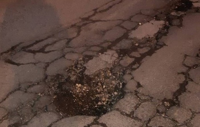 Moncalieri: buche e asfalto rovinato in via Cavour. La rabbia dei residenti