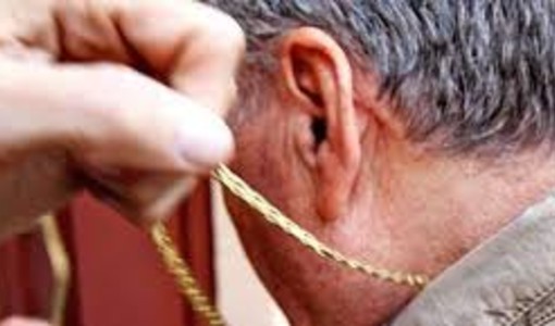 Il malvivente ha rubato una collana a un anziano Il malvivente ha rubato una collana a un anziano