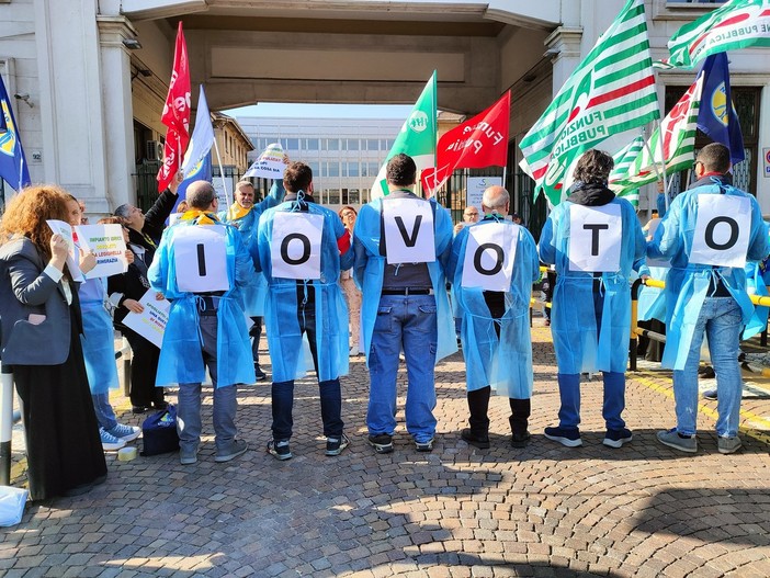 Un momento del flash mob davanti alla Città della Salute