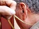 Il malvivente ha rubato una collana a un anziano Il malvivente ha rubato una collana a un anziano