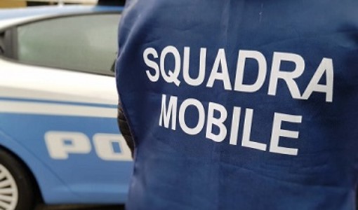 A Borgo Dora trovata sostanza stupefacente nascosta dietro un cartello, sotto le foglie di un albero e dietro la ruota di un'auto A Borgo Dora trovata sostanza stupefacente nascosta dietro un cartello, sotto le foglie di un albero e dietro la ruota di un'auto