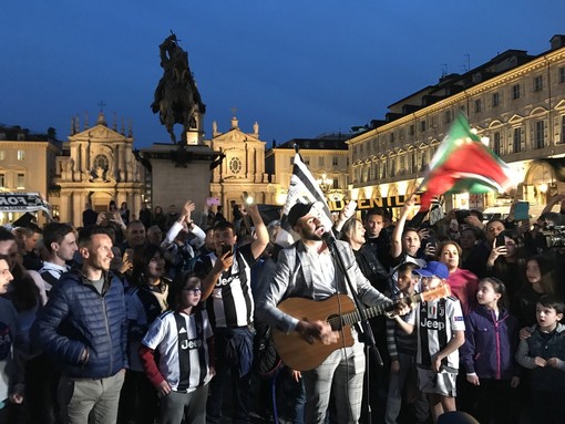 Juventus campione d’Italia, festa soft in piazza San Carlo: pochi i tifosi presenti (VIDEO)