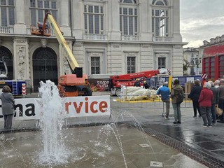 Spostamento di statue, questa mattina in piazza Castello
