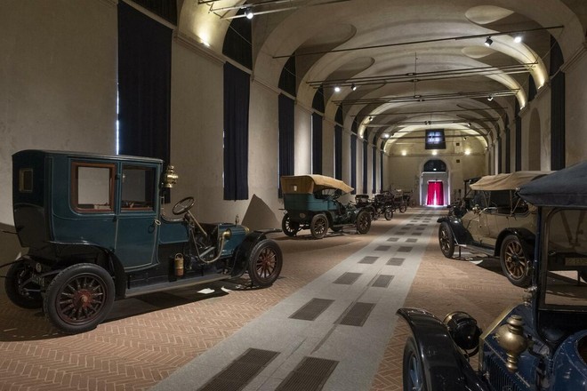 Una immagine delle auto d'epoca in mostra a Stupinigi Una immagine delle auto d'epoca in mostra a Stupinigi