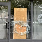 I ladri sfondano le vetrine di due locali nel cuore della notte. Per la pasticceria &quot;Millevoglie&quot; è la terza volta in pochi mesi