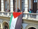 Fumogeni e proteste di studenti e pro Pal contro il Rettore Geuna