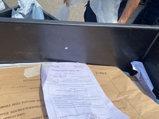 Caos nella riconsegna delle schede elettorali questa mattina in via Ponchielli