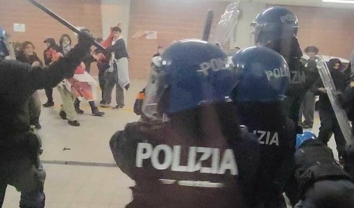 Tolte cinque misure cautelari agli studenti dell'Einstein: non c'è stato l'interrogatorio preventivo Tolte cinque misure cautelari agli studenti dell'Einstein: non c'è stato l'interrogatorio preventivo