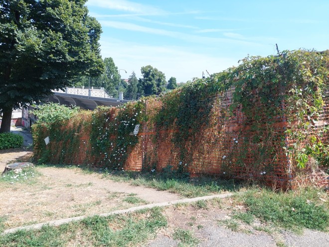 Infiltrazioni e vandalismi sulla scalinata di via Lomellina: &quot;Riqualificazione non prioritaria&quot;
