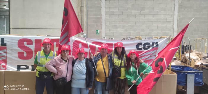 Presidio e protesta dei lavoratori di PostalCoop a Grugliasco