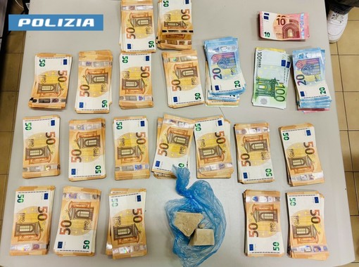 I soldi e la droga sequestrati dalla Polizia