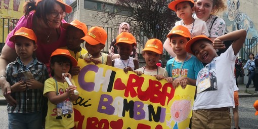 Migliaia di bimbi per le strade di Barriera di Milano: &quot;Basta ladri nelle scuole&quot;  [FOTO E VIDEO]