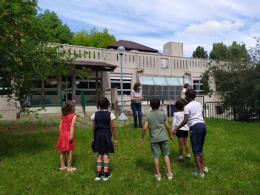 La scuola Chagall nel mirino degli incivili che abbandonano bottiglie nel giardino