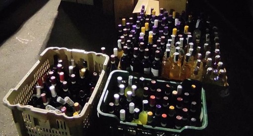 Vini e liquori non pagati: 20 indagati e 4mila bottiglie sequestrate. Truffati una cinquantina di imprenditori