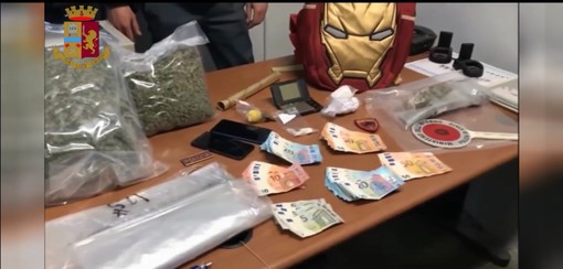 Pusher arrestato a Torino: la polizia trova il domicilio e la droga grazie a un'App del telefonino