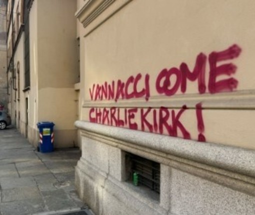 Scritte contro il leader di FN in via Pietro Micca Scritte contro il leader di FN in via Pietro Micca