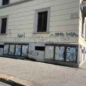 Scritte sulle case popolari di Mirafiori