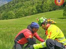 Una donna si è fatta male mentre atterrava con un parapendio Una donna si è fatta male mentre atterrava con un parapendio