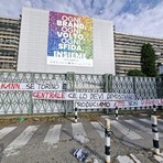 Gli striscioni appesi dalla Fiom all'esterno di Mirafiori e del Mauto Gli striscioni appesi dalla Fiom all'esterno di Mirafiori e del Mauto