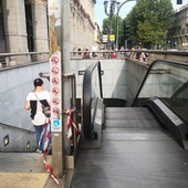 Torna la metro di Torino, ma le scale rimangono “immobili”: nel viaggio tra Fermi e Bengasi 18 sono rotte [FOTO]