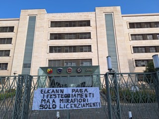 Gli striscioni appesi dalla Fiom
