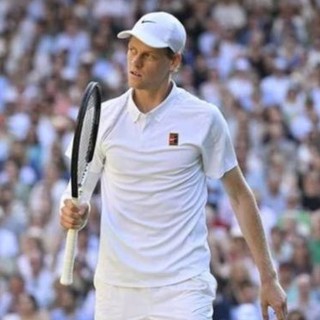 Una immagine di Jannik Sinner nel recente torneo di Wimbledon