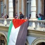 Fumogeni e proteste di studenti e pro Pal contro il Rettore Geuna