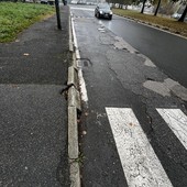 Quel marciapiede a rischio cadute, allarme di chi porta i figli al Carrara 90