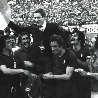 I giocatori portano in trionfo il tecnico Radice (foto tratta da Torinofc.it)