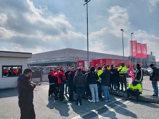 Sciopero degli operatori della logistica a Settimo Torinese