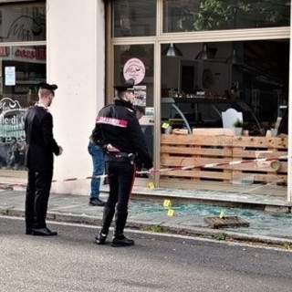 I carabinieri all'esterno di uno dei negozi assaltati dai ladri