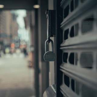 Sono sempre di più i negozi che abbassano le serrande