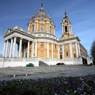 Un gioiello torinese splende anche di sera: la Basilica di Superga si illumina grazie al Sermig