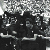 I giocatori portano in trionfo il tecnico Radice (foto tratta da Torinofc.it)