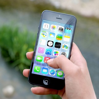 Un uomo ha scippato una ragazza portandole via il cellulare dalle mani