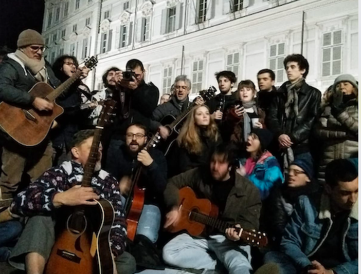 Musicisti e appassionati in piazzetta Reale per ricordare Fabrizio De André
